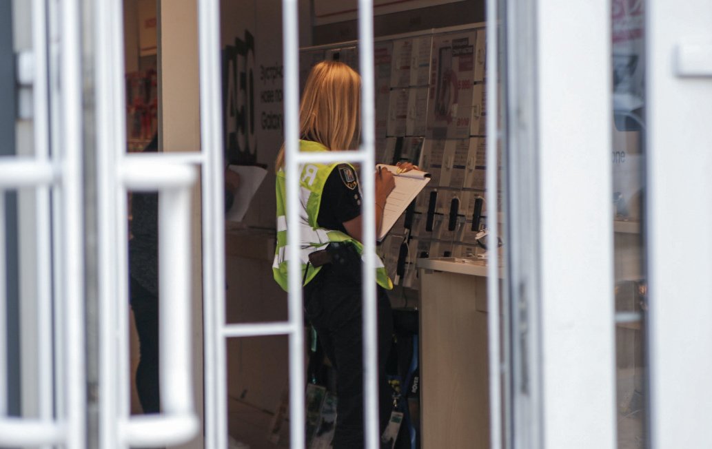 Место происшествия осматривали эксперты и следователи