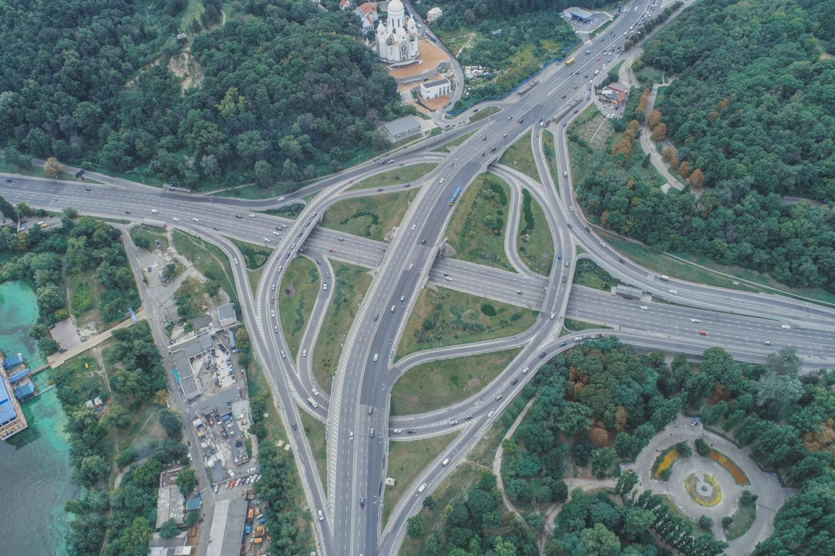 При этом транспортные развязки по обе стороны моста регулярно ремонтируются При этом транспортные развязки по обе стороны моста регулярно ремонтируются