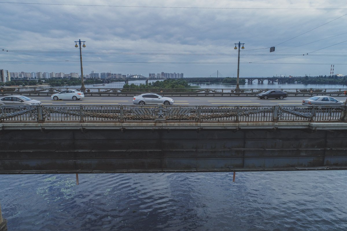 На самом же мосту в аварийном состоянии находится не только пешеходная часть с рассыпающимися перилами На самом же мосту в аварийном состоянии находится не только пешеходная часть с рассыпающимися перилами