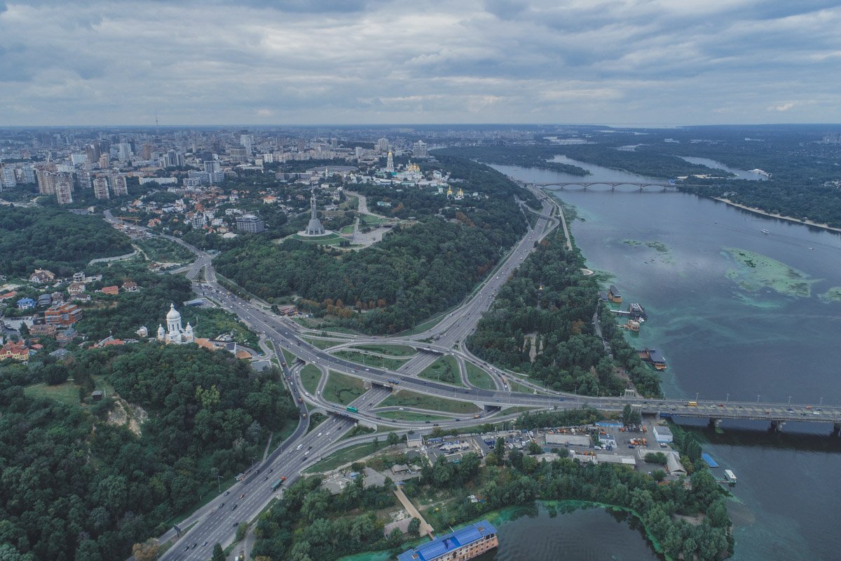 Далеко от идеала и дорожное полотно, сквозь "прорехи" в котором можно увидеть воды Днепра Далеко от идеала и дорожное полотно, сквозь "прорехи" в котором можно увидеть воды Днепра