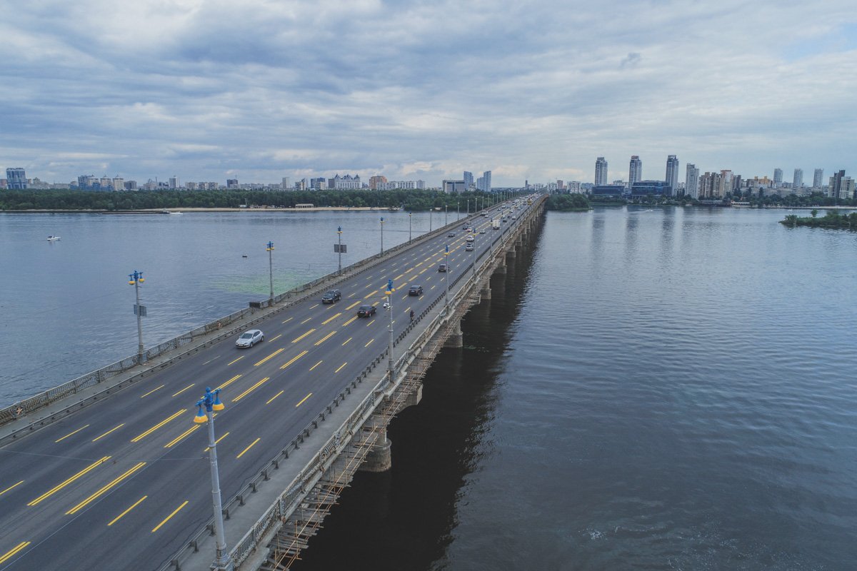 Скрадывает недостатки моста монотонность дорожного полотна и яркость дорожной разметки Скрадывает недостатки моста монотонность дорожного полотна и яркость дорожной разметки