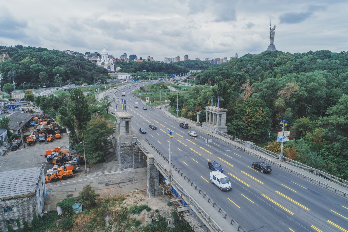 Символично, что возле самого моста расположилось немало специальной техники. Правда, техника просто стоит Символично, что возле самого моста расположилось немало специальной техники. Правда, техника просто стоит