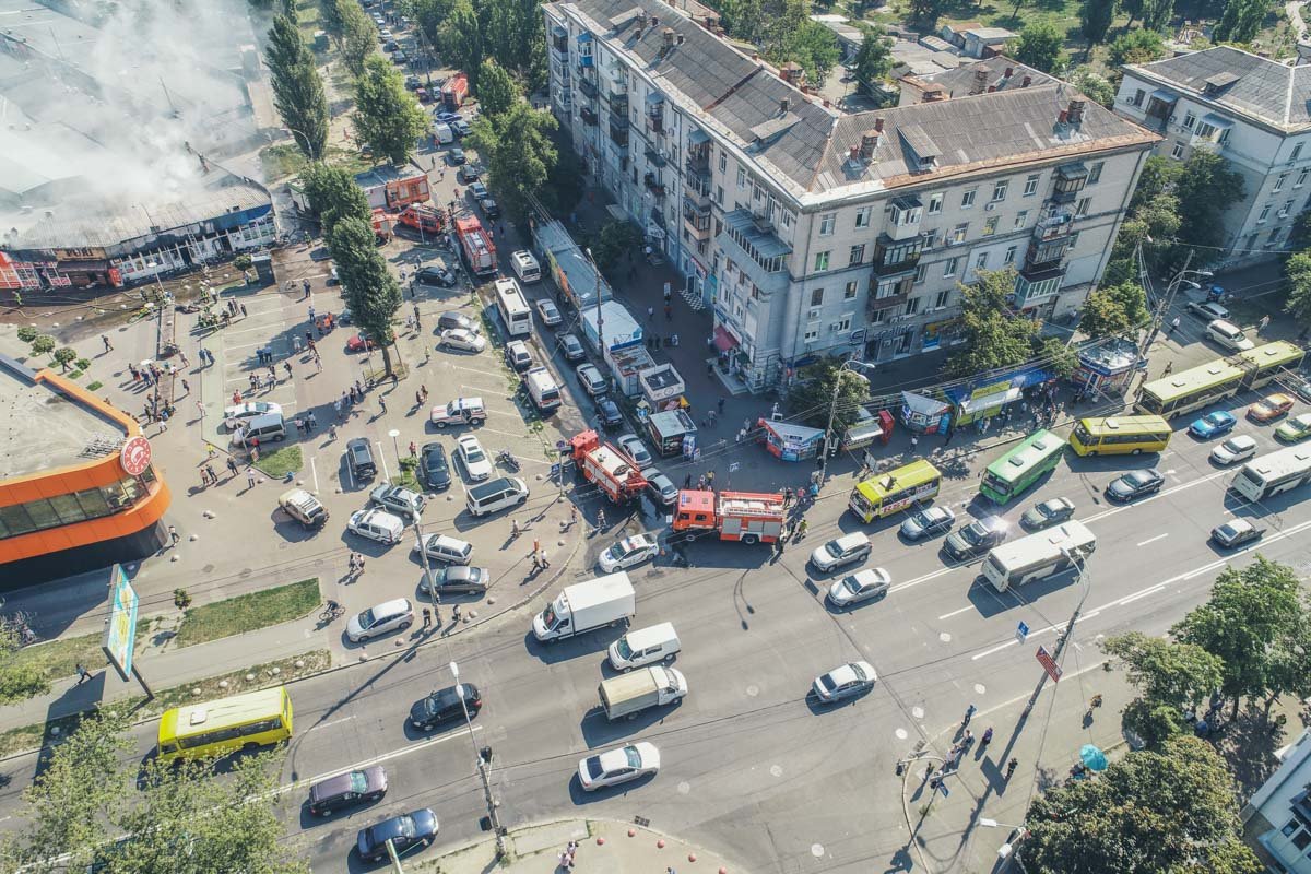 В Киеве возле станции метро "Дарница" произошел масштабный пожар