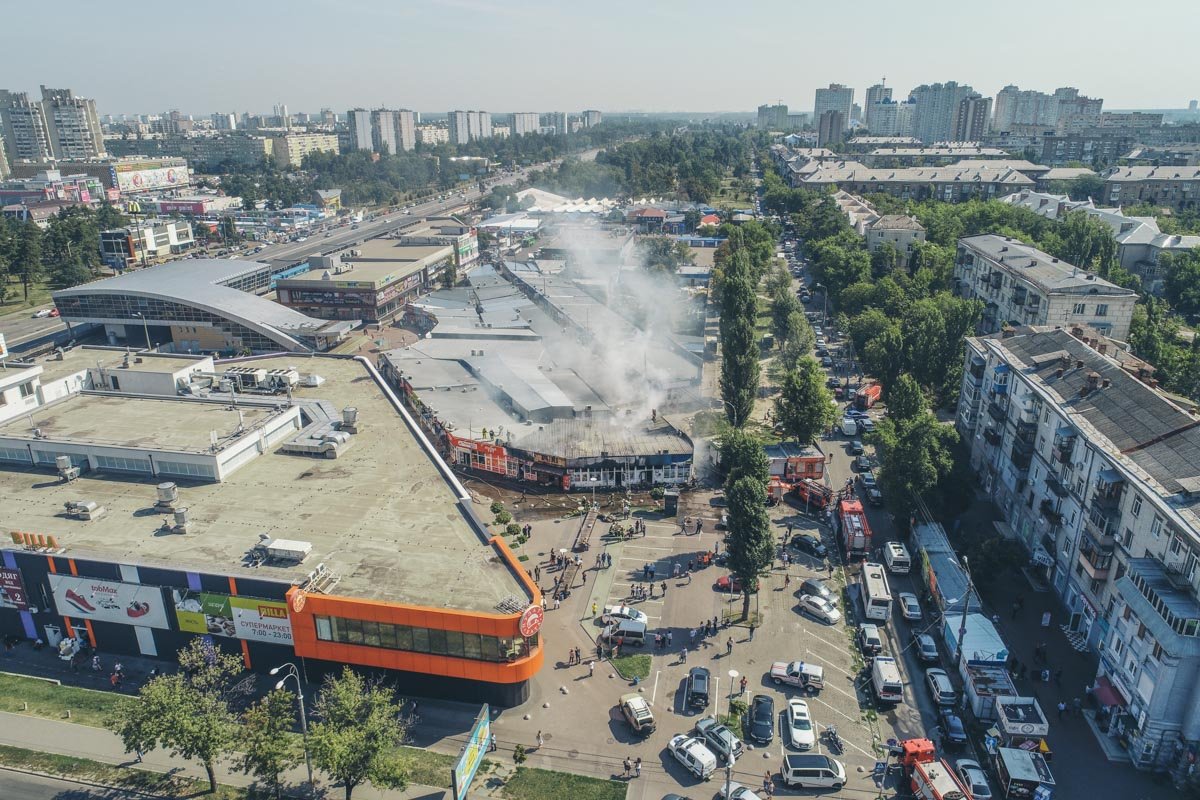 Горела крыша торговых павильонов