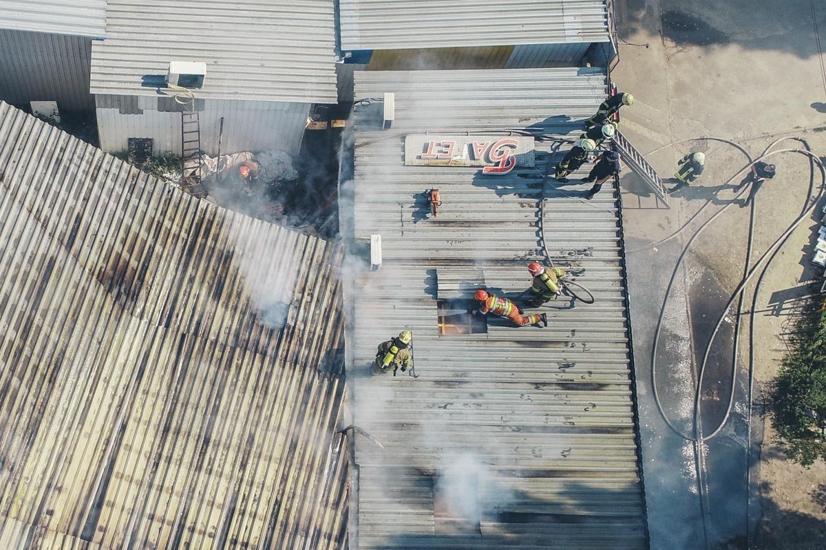 Для того, чтобы потушить пожар, спасатели разрезали крышу