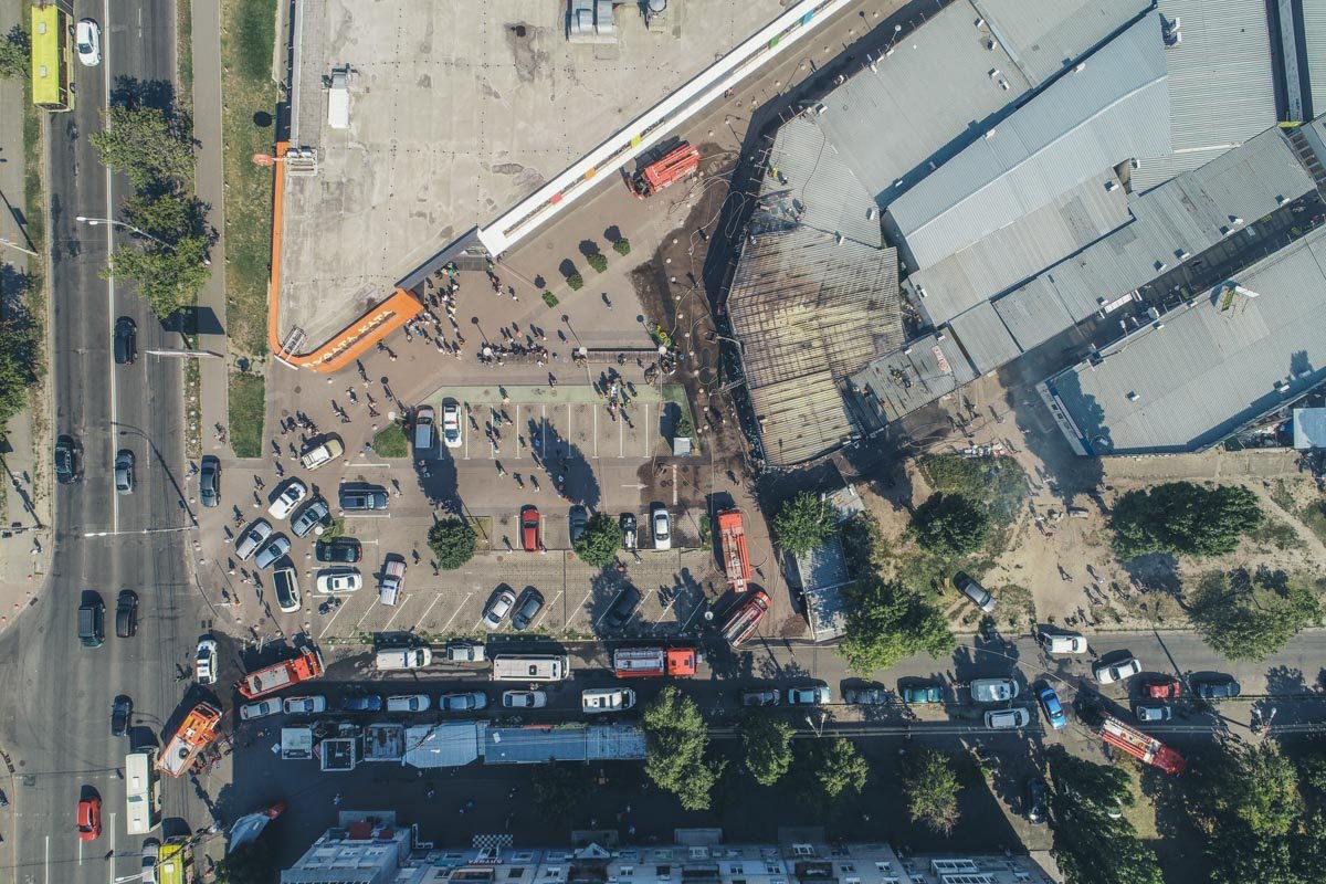 По предварительной причине пожар вспыхнул под крышей зоомагазина