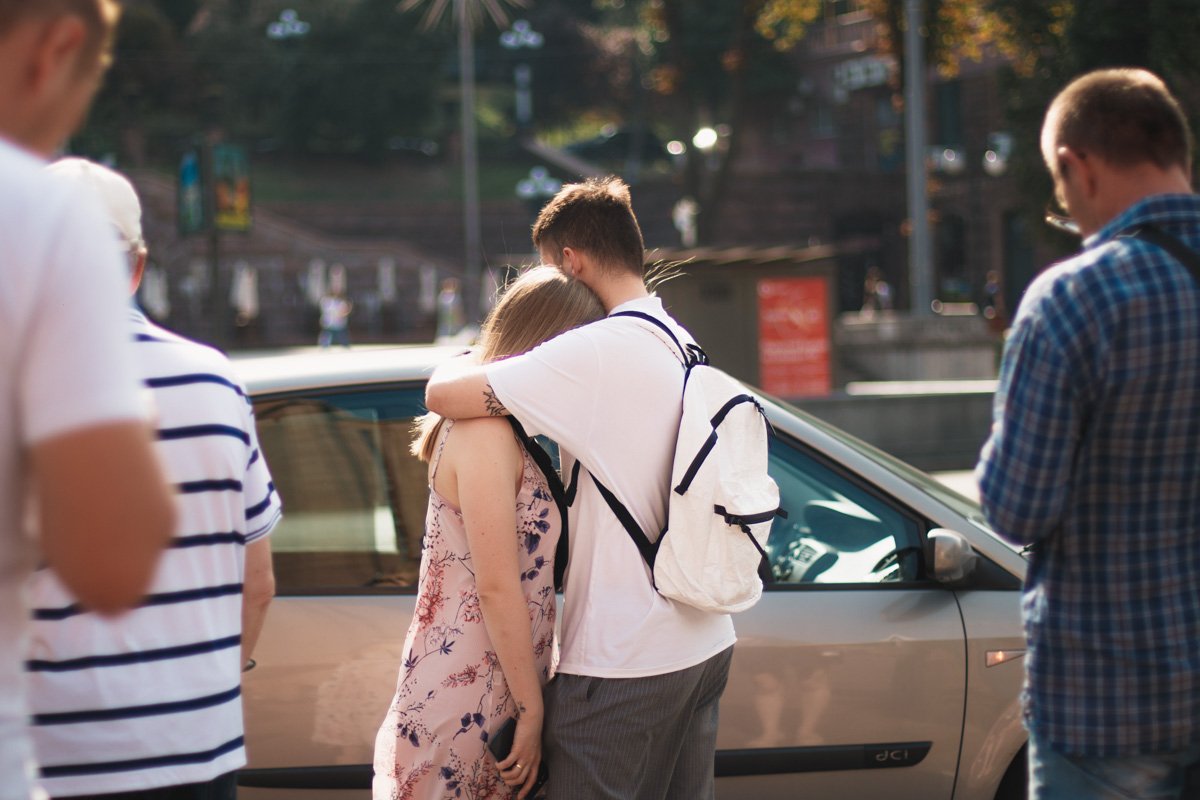 Любовь - это обнять ее и не отпускать Любовь - это обнять ее и не отпускать