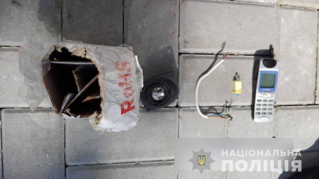 Для этого он воспользовался макетом взрывчатки