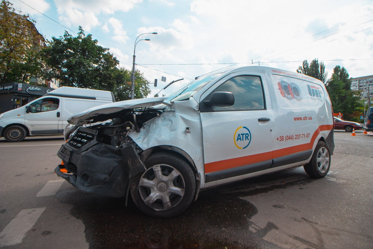 В результате аварии оба водителя получили легкие травмы