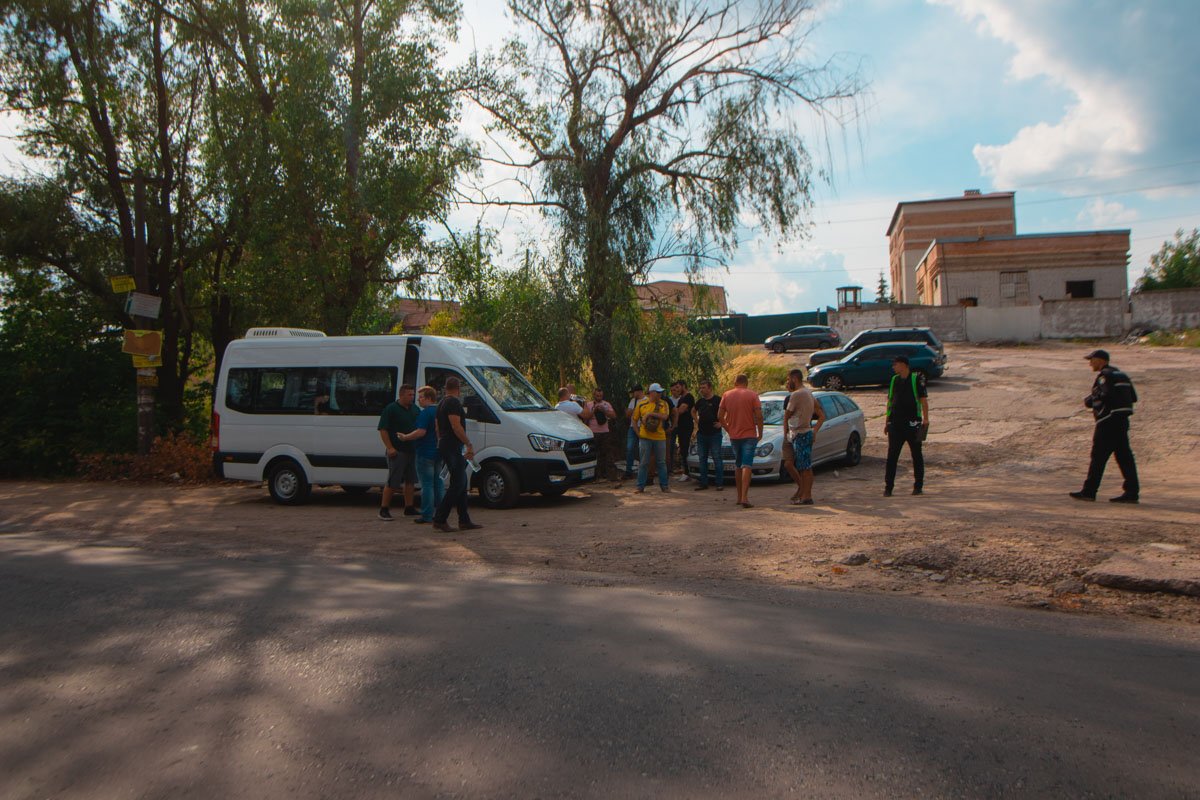 На окраине Троещины возле недостроенного ожогового центра появилась незаконная свалка На окраине Троещины возле недостроенного ожогового центра появилась незаконная свалка
