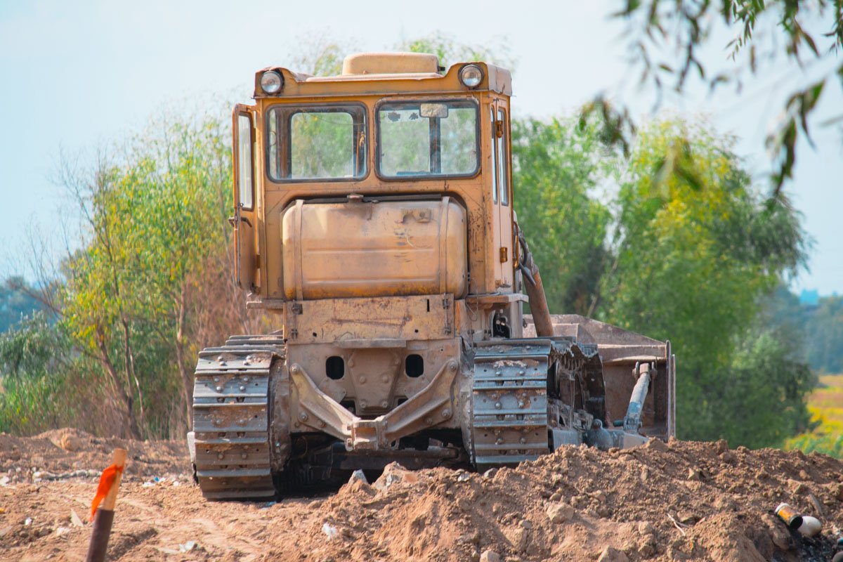 А еще здесь ждут приезда других тракторов - которые перекопают подъезды к участку земли А еще здесь ждут приезда других тракторов - которые перекопают подъезды к участку земли