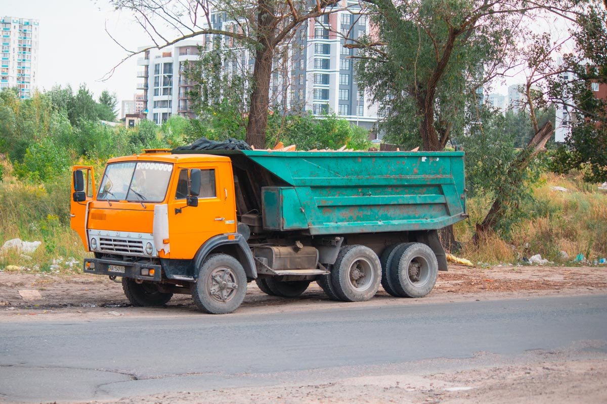 Грузовик с бытовым мусором, который арестовали после попытки заехать на территорию импровизированной свалки Грузовик с бытовым мусором, который арестовали после попытки заехать на территорию импровизированной свалки