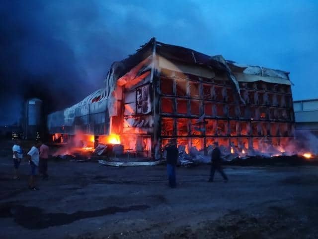 Площадь пожара - 2500 метров