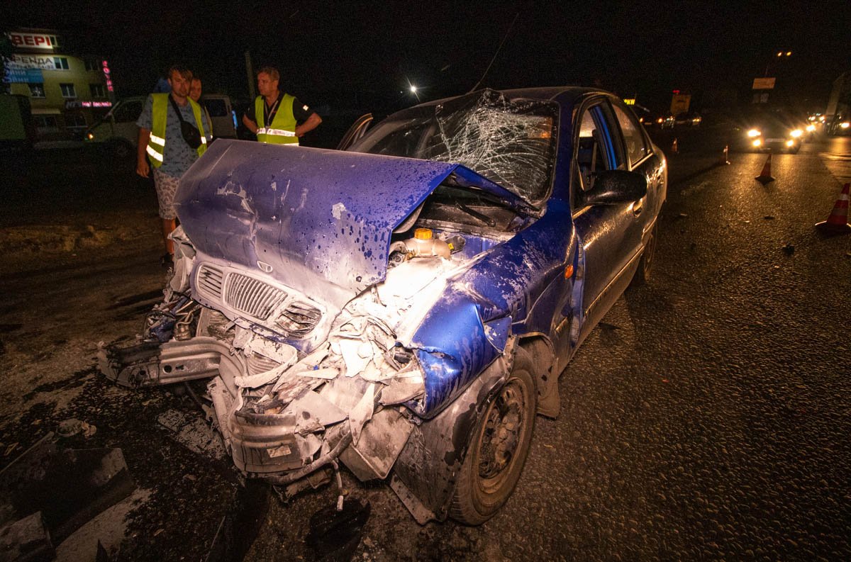 От столкновения Lanos загорелся