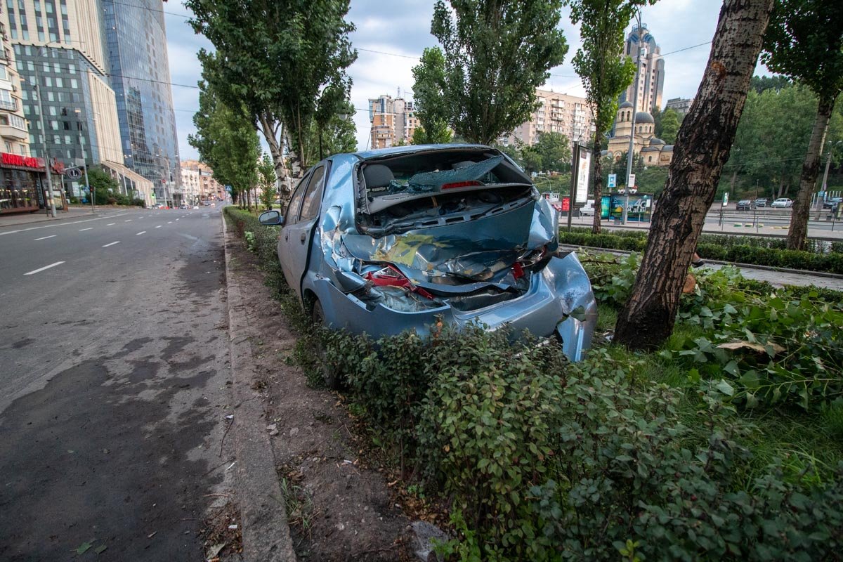 На бульваре Леси Украинки произошла авария с участием автомобиля Chevrolet Aveo На бульваре Леси Украинки произошла авария с участием автомобиля Chevrolet Aveo
