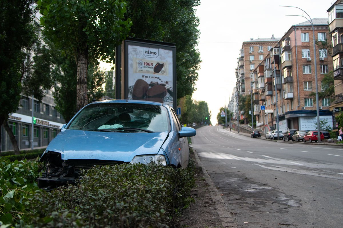 Автомобиль несколько раз развернуло на дороге, после чего он вылетел на аллею Автомобиль несколько раз развернуло на дороге, после чего он вылетел на аллею
