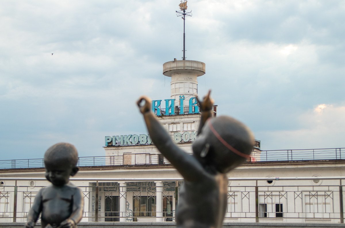 К солнцу тянутся и скульптуры на Почтовой К солнцу тянутся и скульптуры на Почтовой
