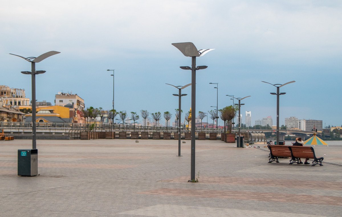 Однако кроме этих "ребятишек" на площади вокруг можно было встретить очень немного людей Однако кроме этих "ребятишек" на площади вокруг можно было встретить очень немного людей