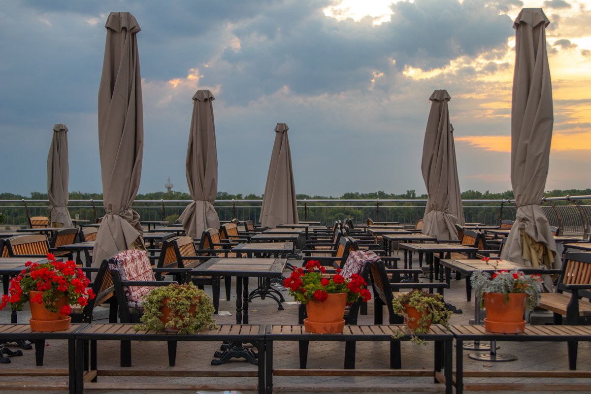 Кажется, все вокруг просто застыло в ожидании солнца Кажется, все вокруг просто застыло в ожидании солнца