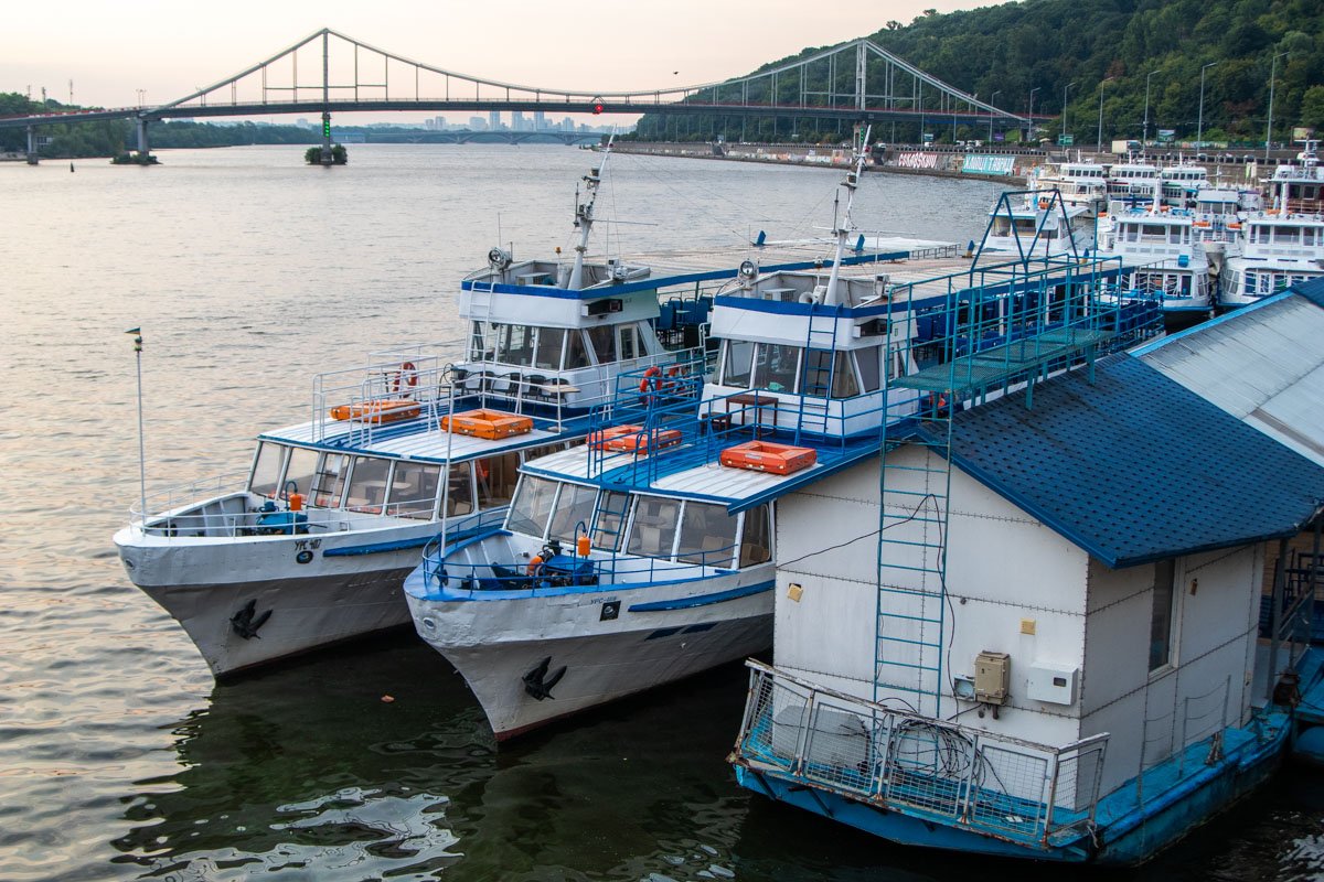 Застыли на своих местах у причала и многочисленные речные суда Застыли на своих местах у причала и многочисленные речные суда