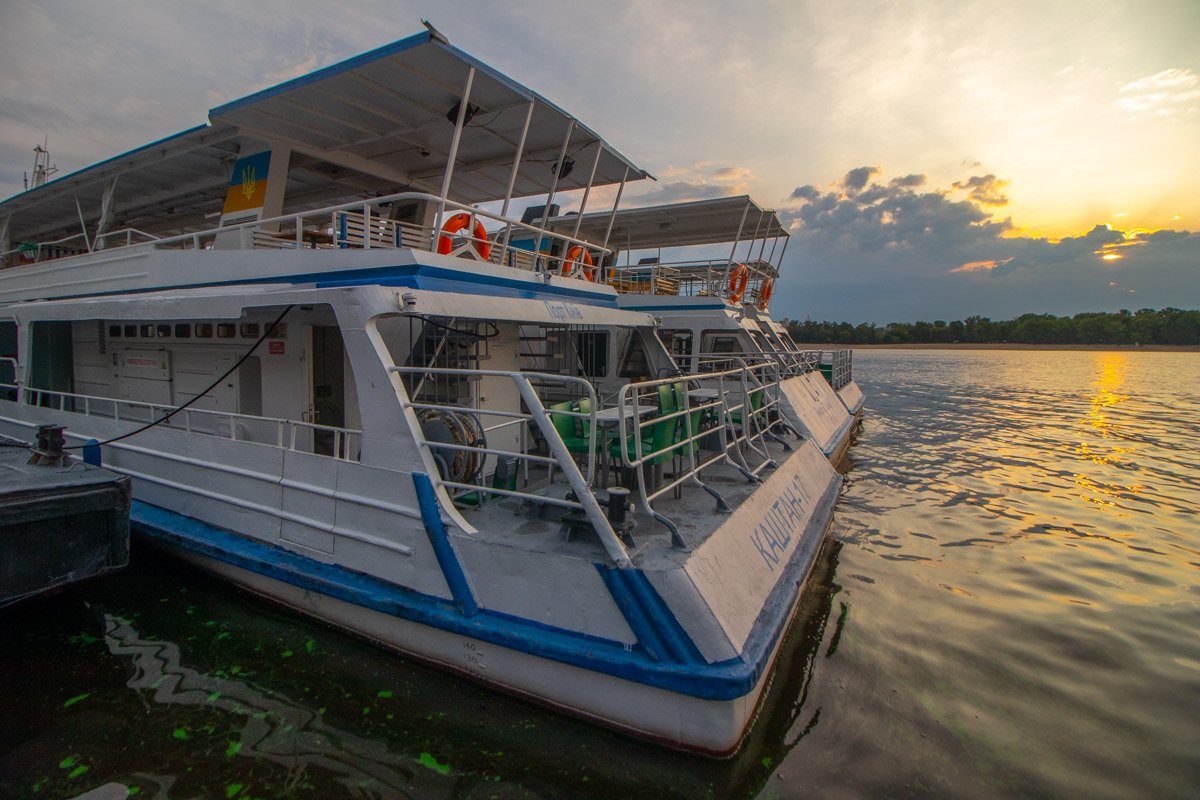 Их белоснежные корпуса буквально омывает солнечный свет Их белоснежные корпуса буквально омывает солнечный свет