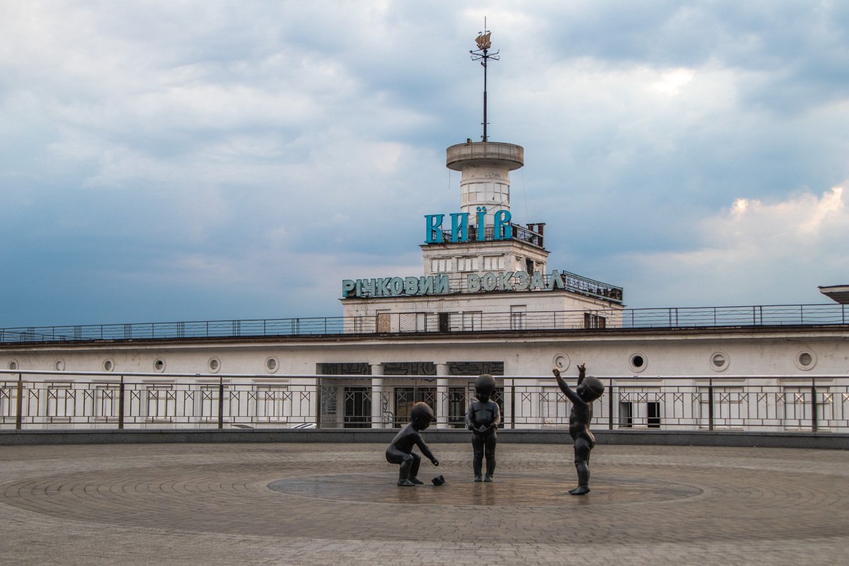 Днем скульптурам не так скучно Днем скульптурам не так скучно