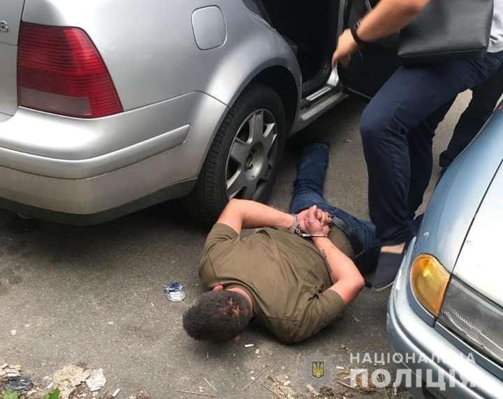 Под Киевом мужчина напал, связал и ограбил женщину Под Киевом мужчина напал, связал и ограбил женщину