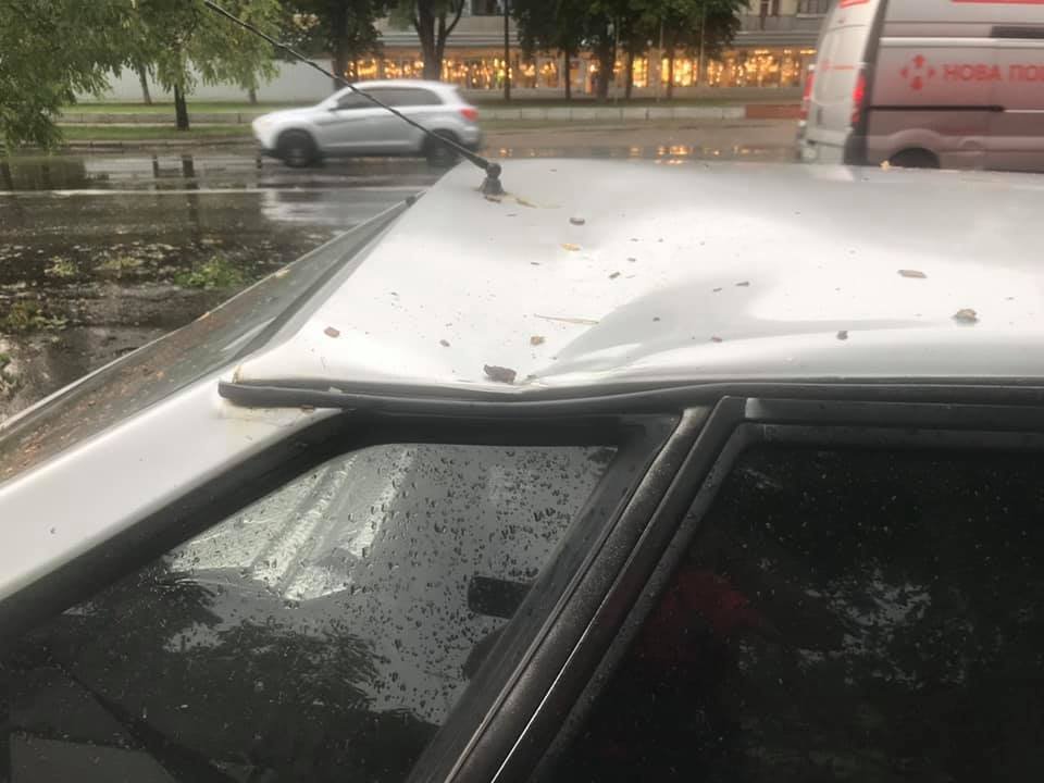 Шквальный ветер и ливень привели к тому, что как минимум четыре машины получили повреждения из-за упавших деревьев