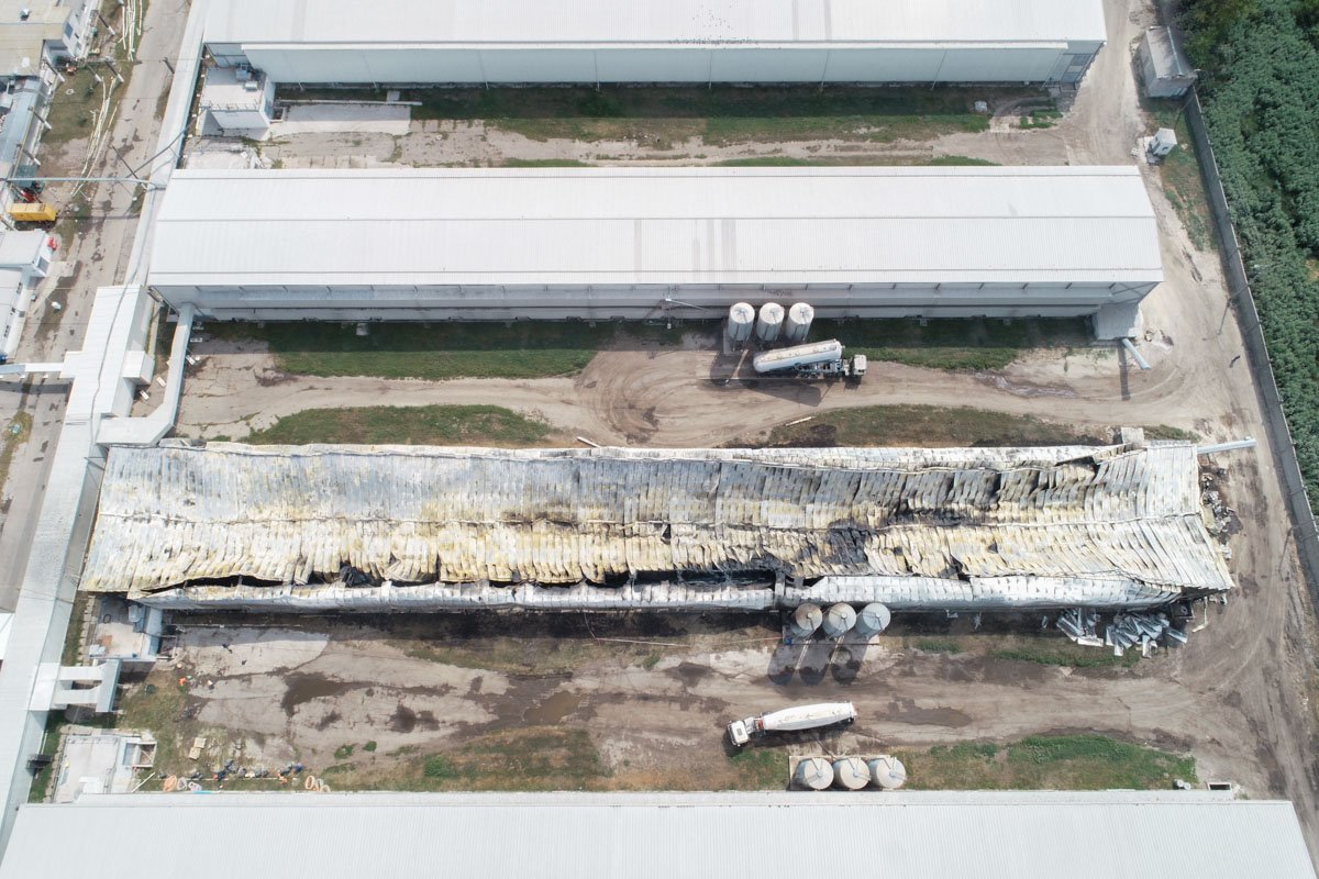 В результате крыша цеха просто обвалилась В результате крыша цеха просто обвалилась