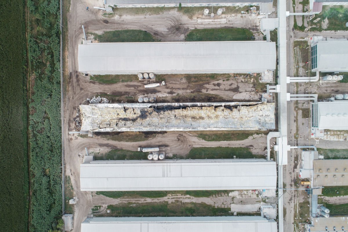 Части цеха валяются по сторонам от основного здания Части цеха валяются по сторонам от основного здания