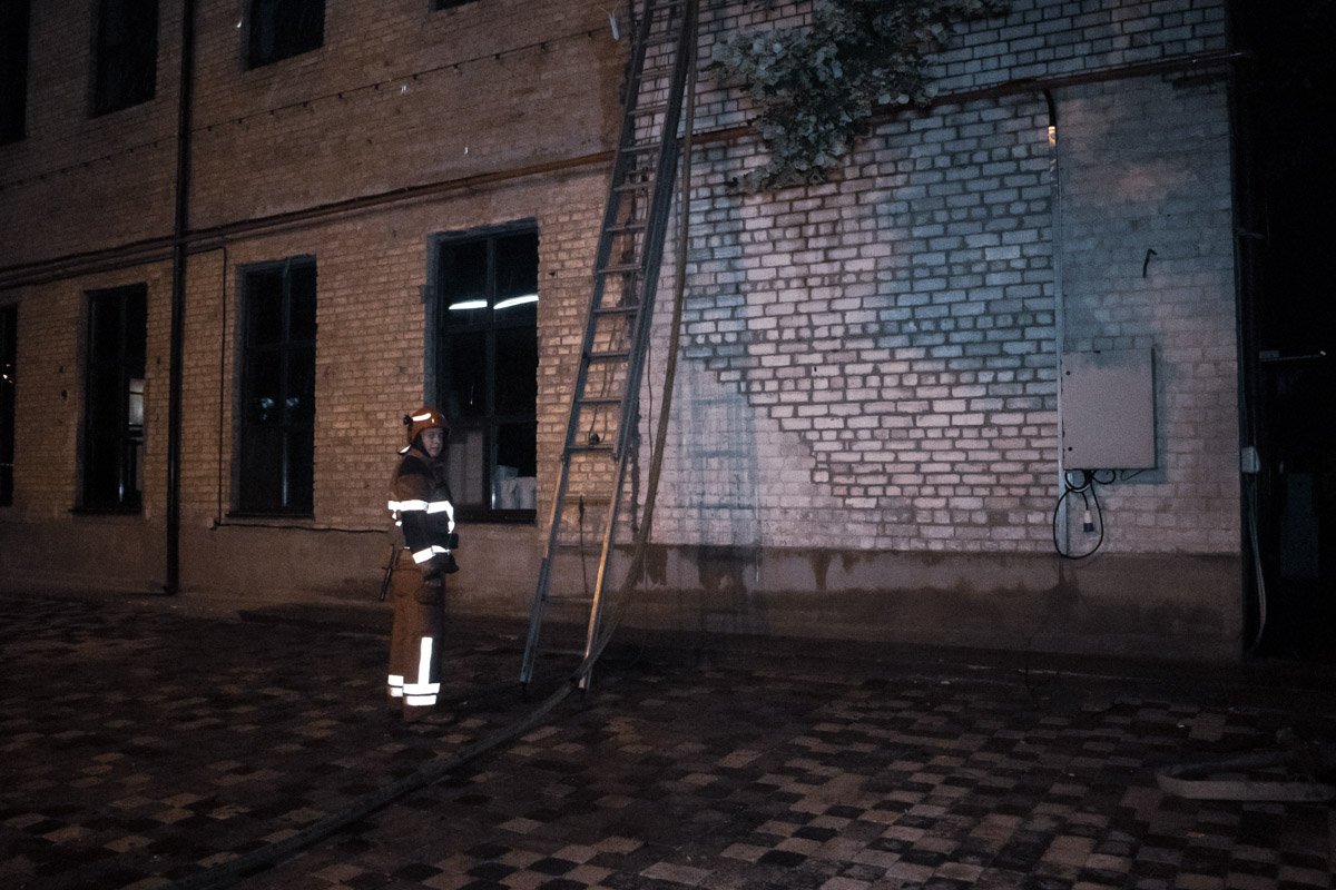 Пламя пошло из вентиляционной трубы и перебросилось на пристройку 