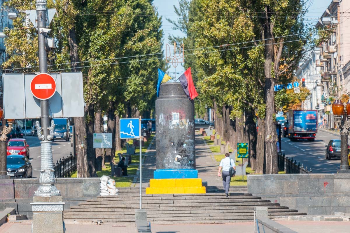 Инсталляция находилась возле снесенного памятника Ленину 