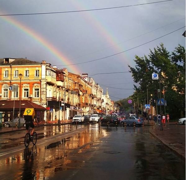 А кто-то неспешно прогуливался под летним дождем, когда стал свидетелем чуда А кто-то неспешно прогуливался под летним дождем, когда стал свидетелем чуда