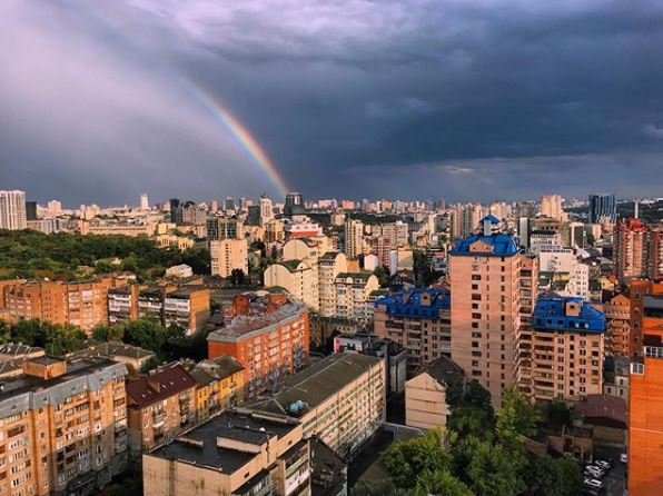 Где-то еще гремит гром и бушует ливень, создавая удивительное сочетание красок Где-то еще гремит гром и бушует ливень, создавая удивительное сочетание красок