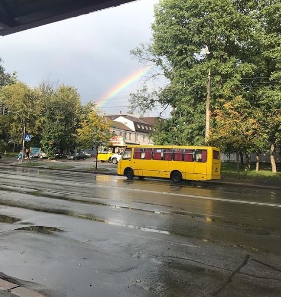 Будничный городской пейзаж наполняется особой романтикой, когда на небе разноцветная магия Будничный городской пейзаж наполняется особой романтикой, когда на небе разноцветная магия