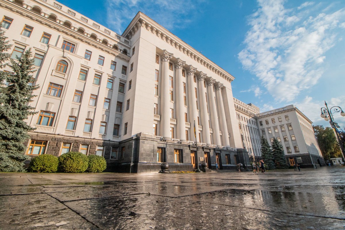 Дождь смывает память о проплаченных митингах под Офисом президента Дождь смывает память о проплаченных митингах под Офисом президента