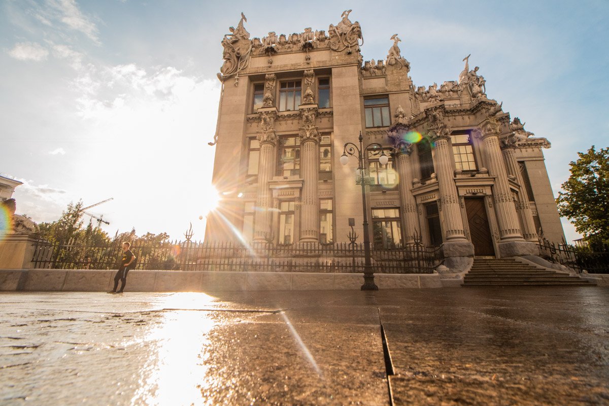 Дом с привидениями во всей красоте Дом с привидениями во всей красоте