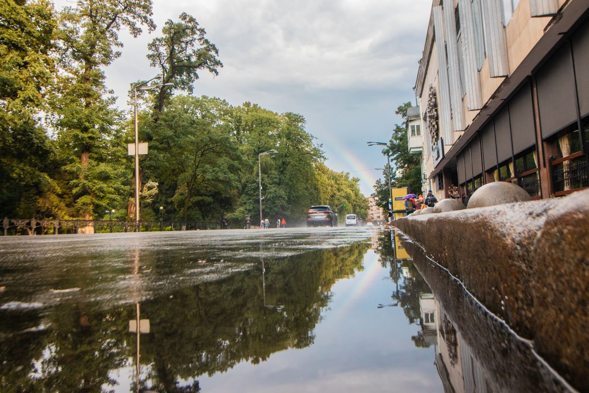 Автомобили рассекают остатки воды Автомобили рассекают остатки воды
