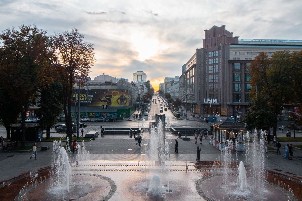 Небо успокоилось и только фонтаны продолжают увлажнять Киев Небо успокоилось и только фонтаны продолжают увлажнять Киев