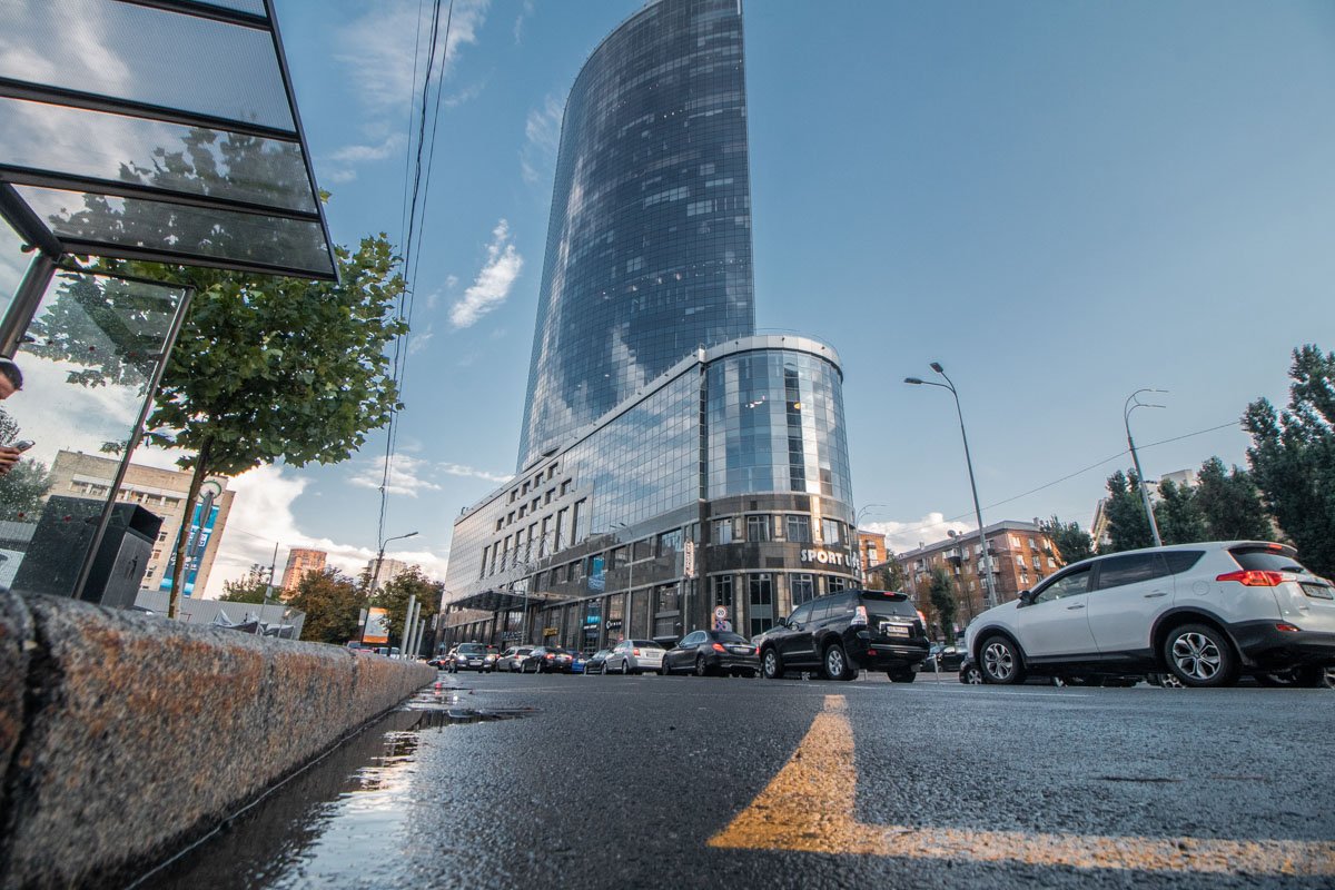 Современные дома прячутся в глубине синего неба Современные дома прячутся в глубине синего неба