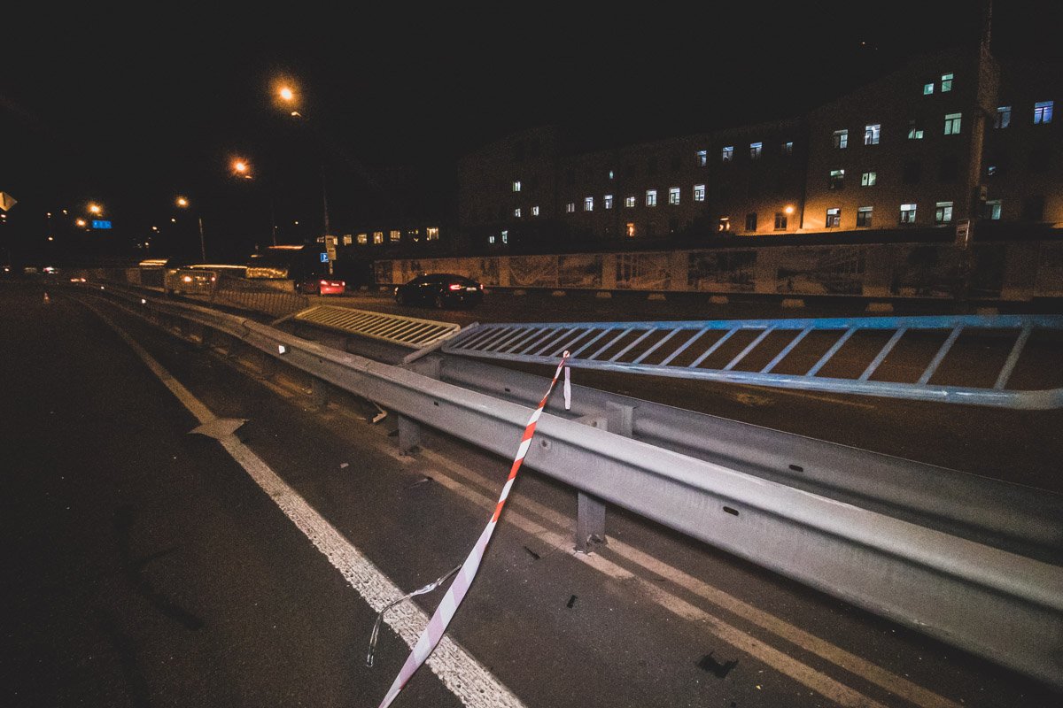 BMW крышей влетел в отбойник 