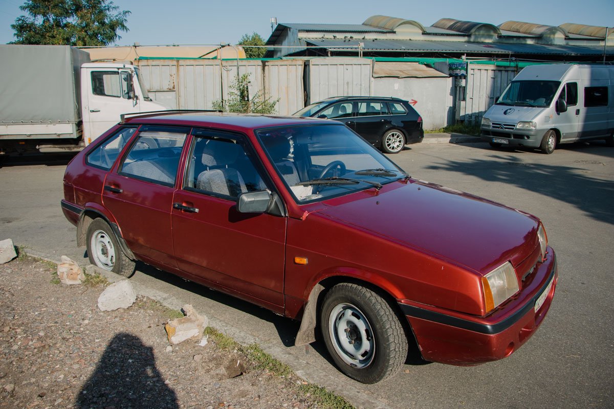10 августа в Киеве по адресу улица Бориспольская 3/1 стоял припаркованный автомобиль ВАЗ 2109