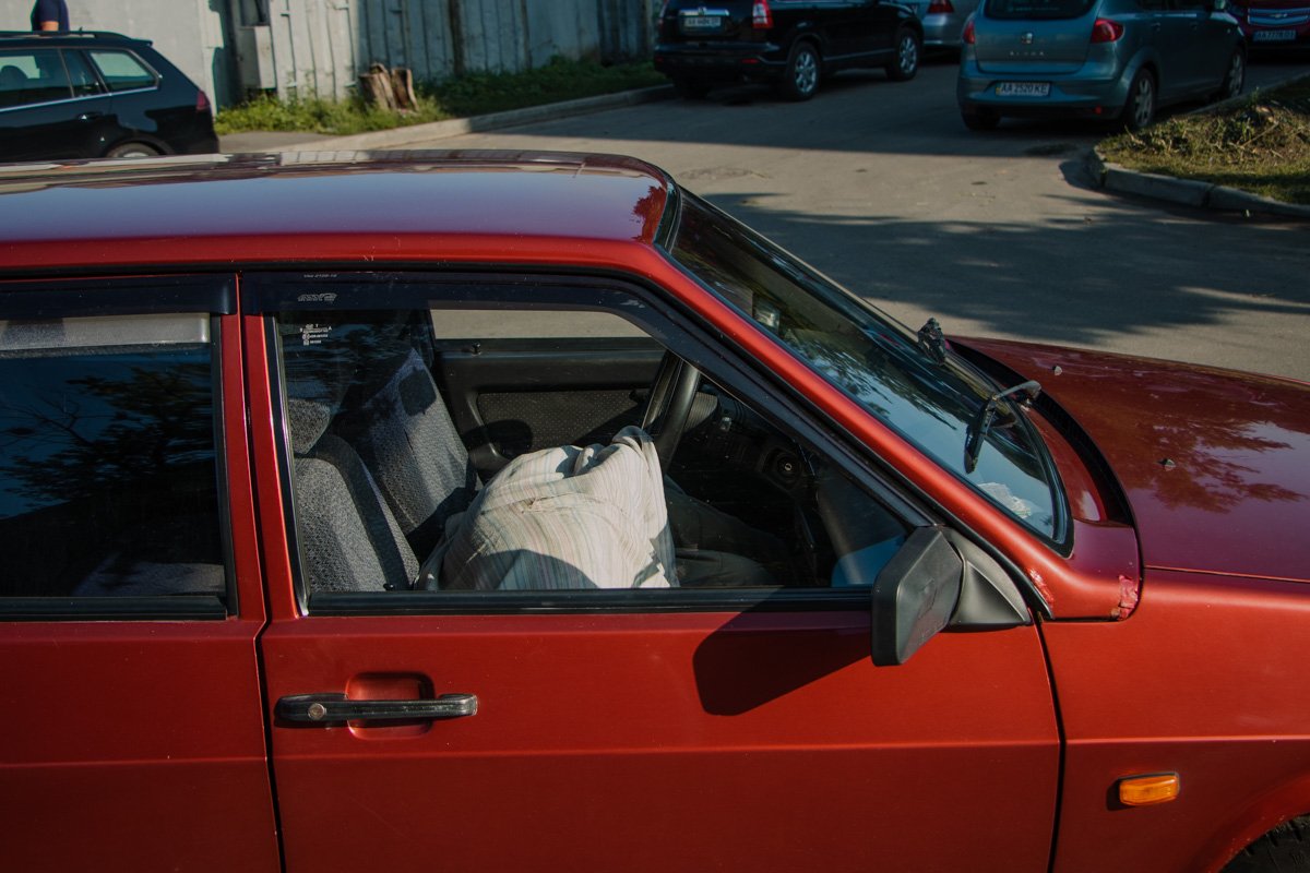 Внутри лежал мужчина и не подавал признаков жизни