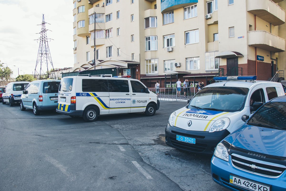 10 августа жильцы нескольких квартир дома по адресу Харьковское шоссе, 19а и 19б в срочном порядке вызвали полицию