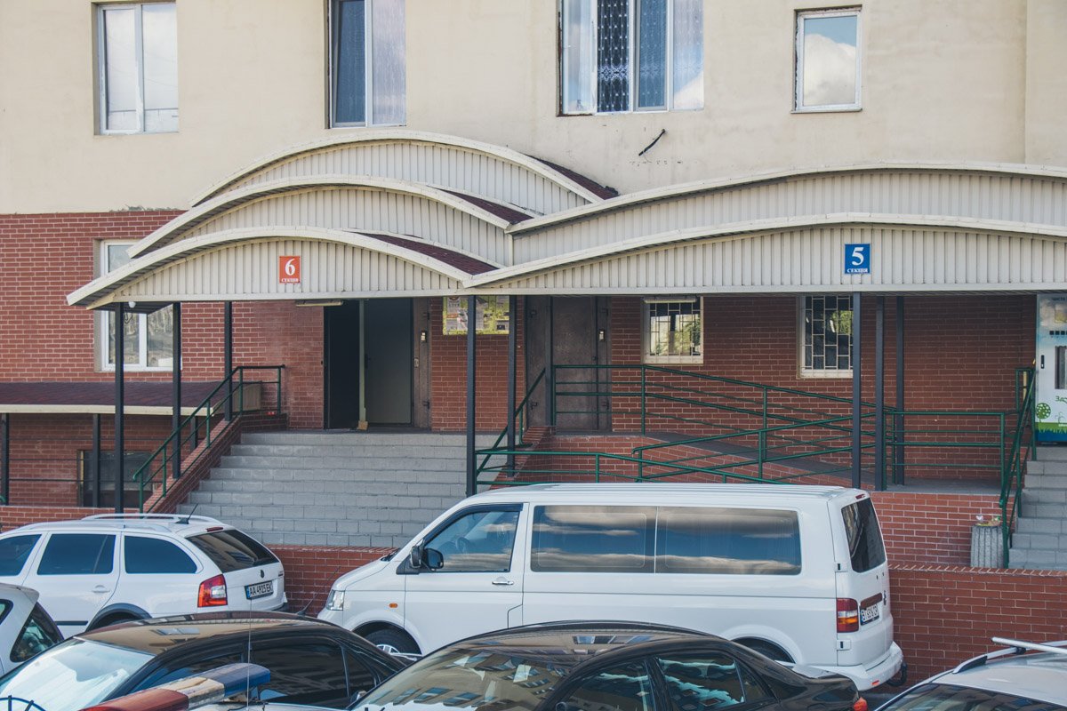 Хозяева квартир обнаружили, что в их квартирах был неизвестный