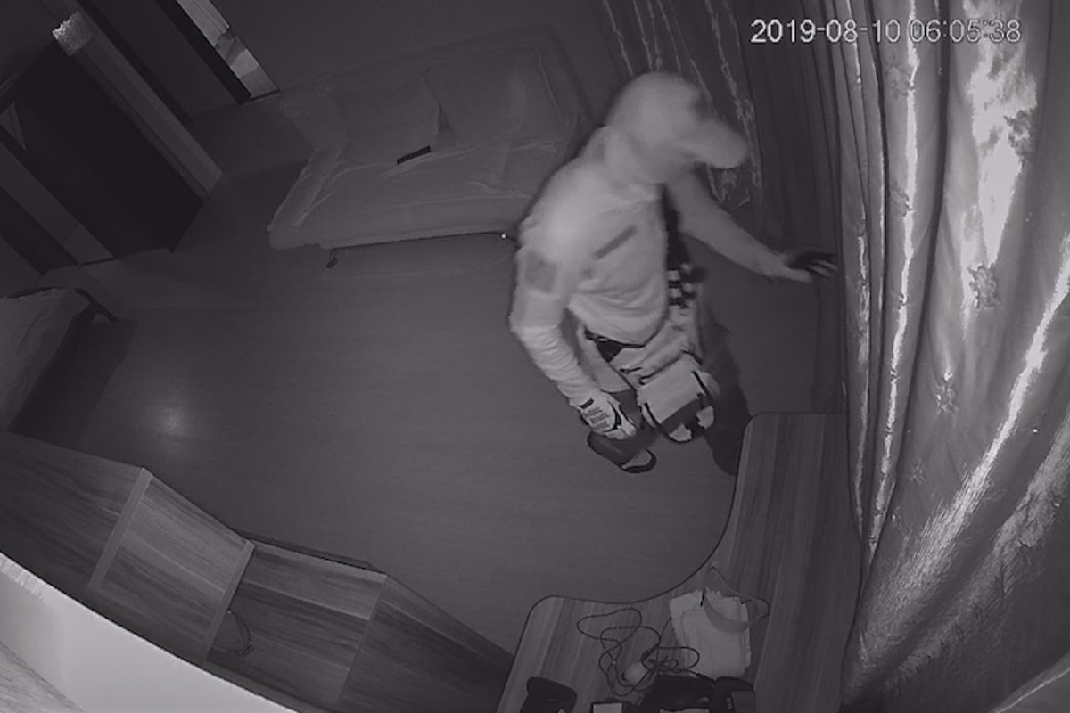 Мужчина раскладывал неизвестные вещи, среди них был предмет похожий на гранату