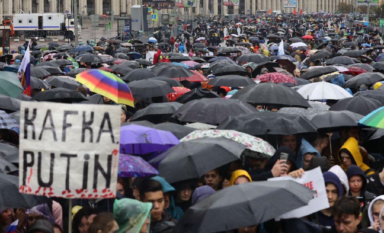 На митинг в Москве вышло около 50 000 человек На митинг в Москве вышло около 50 000 человек