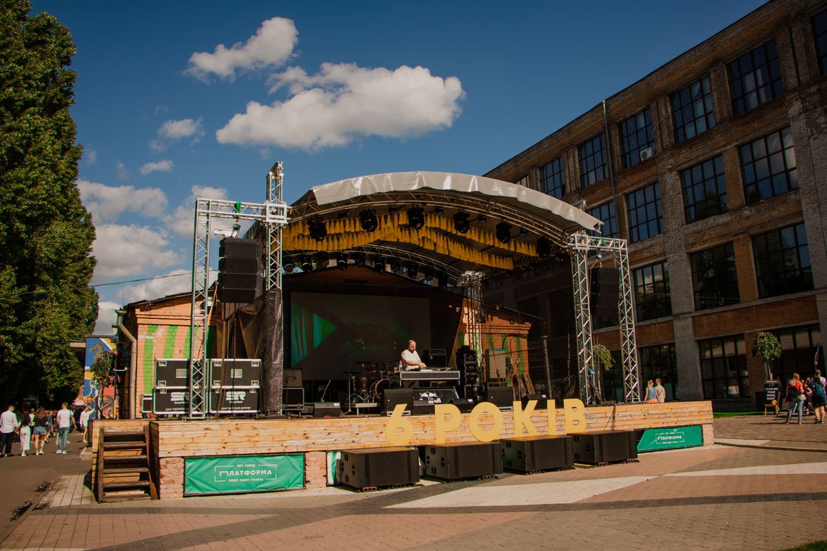 Со сцены в этот день всегда играла музыка