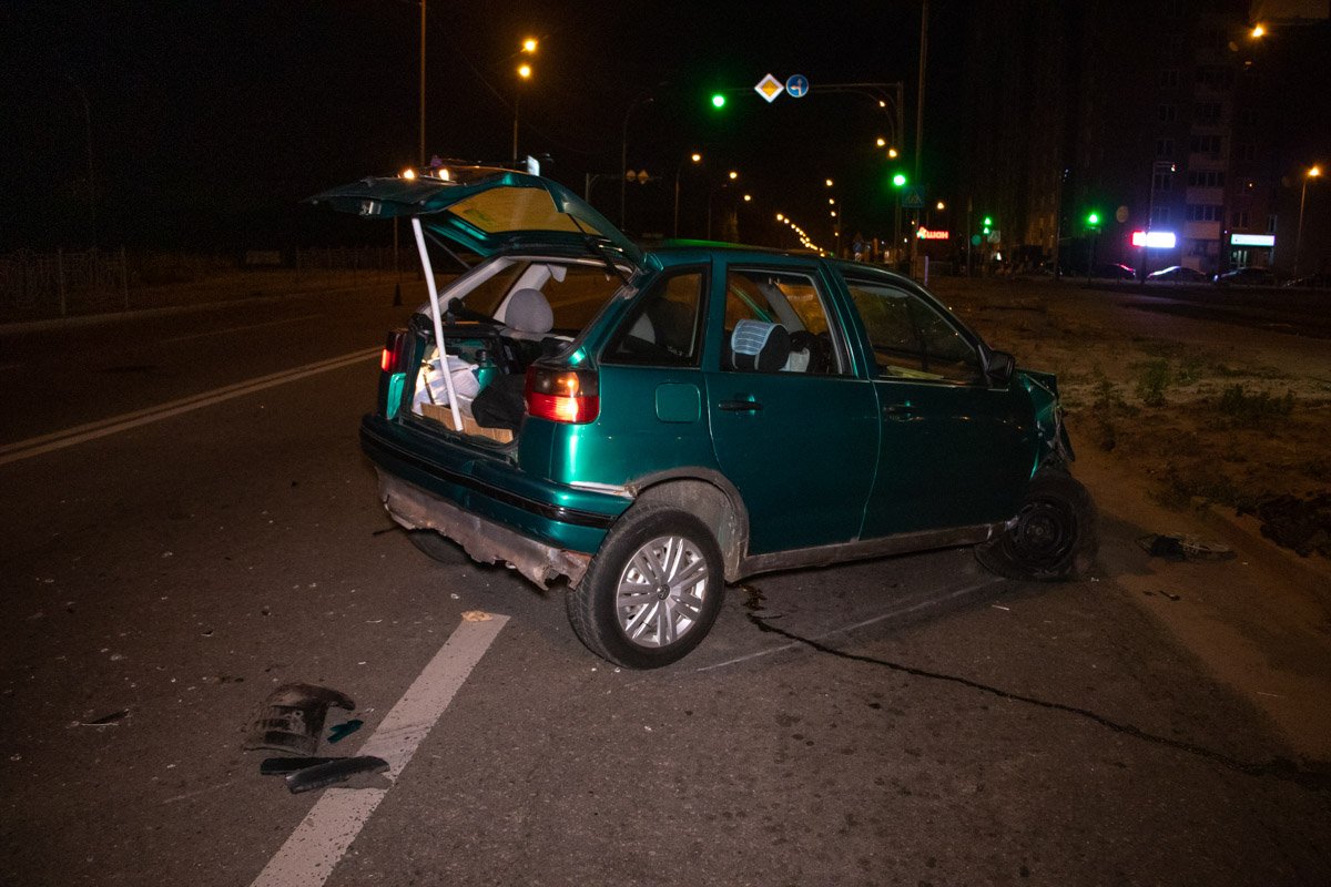 Audi зацепил Seat и "прочесал" его переднюю часть правым боком.