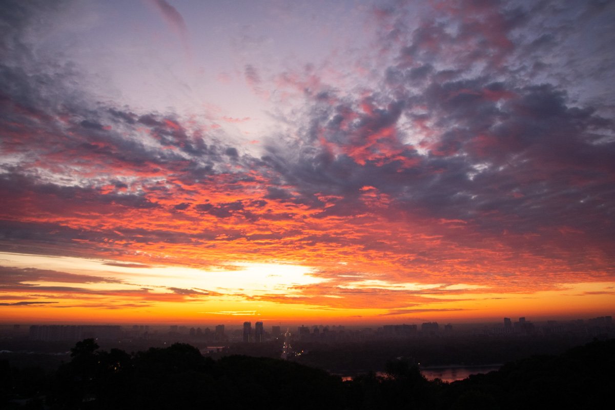 Как легко заметить, главный герой этого репортажа не Парк Вечной Славы - но небо, нежно укрывшее весь Киев Как легко заметить, главный герой этого репортажа не Парк Вечной Славы - но небо, нежно укрывшее весь Киев